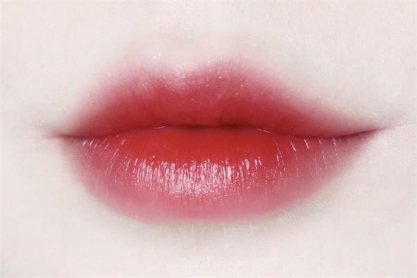 兰蔻525口红颜色好看吗 人间小樱桃试色 兰蔻525口红颜色好看吗 人间小樱桃试色