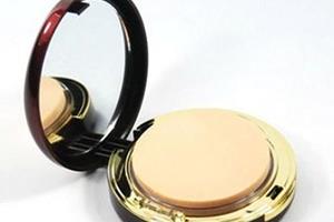 粉饼和粉底液的区别 粉饼湿用可以起到同样效果 粉饼和粉底液的区别 粉饼湿用可以起到同样效果
