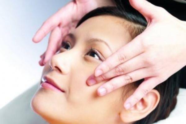 挤完痘痘可以用爽肤水吗 挤完痘痘可以擦水乳吗 挤完痘痘可以用爽肤水吗 挤完痘痘可以擦水乳吗