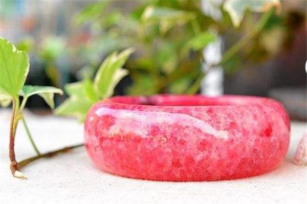 蔷薇辉石的功效与作用 对情感帮助很大 蔷薇辉石的功效与作用 对情感帮助很大