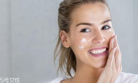 素颜霜和珍珠膏哪个更好 提亮美白就靠它 素颜霜和珍珠膏哪个更好 提亮美白就靠它