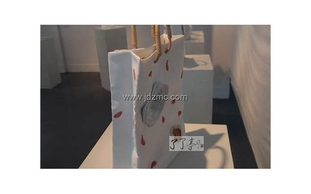 一个女人在女人面前炫耀自己