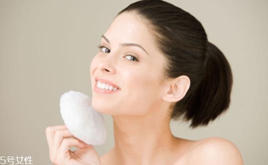 粉饼可以当散粉用吗 粉饼和散粉的定义不一样 粉饼可以当散粉用吗 粉饼和散粉的定义不一样