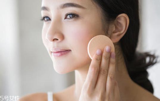 粉饼可以当散粉用吗 粉饼和散粉的定义不一样 粉饼可以当散粉用吗 粉饼和散粉的定义不一样