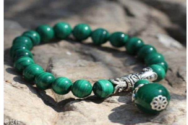 什么是孔雀石呢 孔雀石有什么作用呢 什么是孔雀石呢 孔雀石有什么作用呢