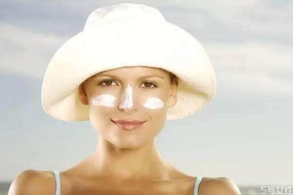 涂完水乳可以直接涂防晒霜吗 乳液后多久用防晒霜 涂完水乳可以直接涂防晒霜吗 乳液后多久用防晒霜