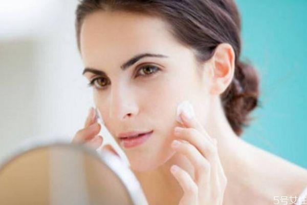 涂完水乳可以直接涂防晒霜吗 乳液后多久用防晒霜 涂完水乳可以直接涂防晒霜吗 乳液后多久用防晒霜