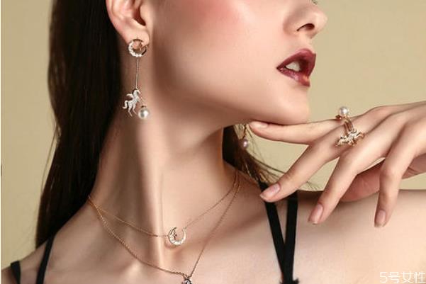 锁骨链是什么意思 戴锁骨链有什么含义 锁骨链是什么意思 戴锁骨链有什么含义