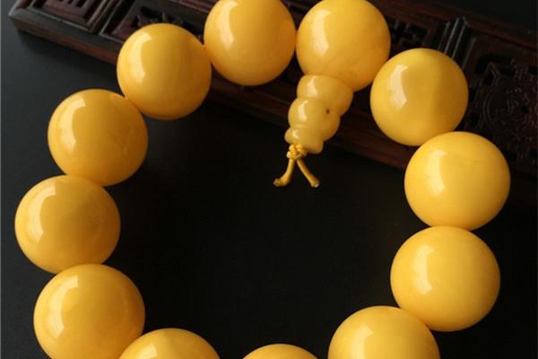 蜜蜡和翡翠哪个对人身体好 蜜蜡和作用的功效 蜜蜡和翡翠哪个对人身体好 蜜蜡和作用的功效