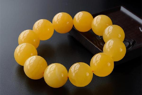 蜜蜡和翡翠哪个对人身体好 蜜蜡和作用的功效 蜜蜡和翡翠哪个对人身体好 蜜蜡和作用的功效