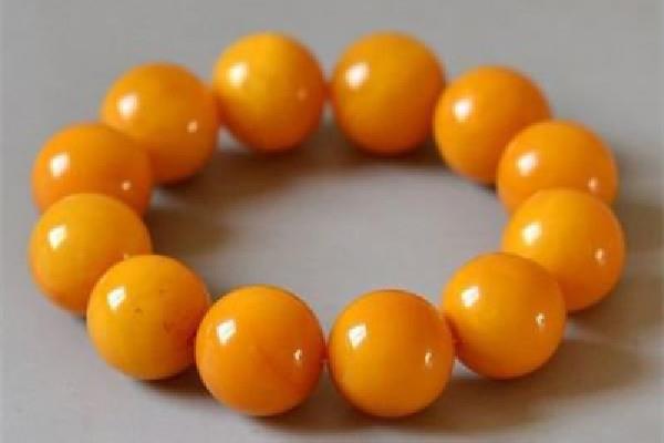 蜜蜡和翡翠哪个对人身体好 蜜蜡和作用的功效 蜜蜡和翡翠哪个对人身体好 蜜蜡和作用的功效