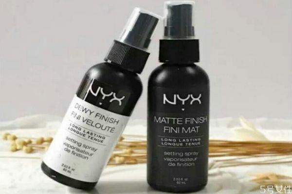 定妆喷雾是不是保湿水 定妆喷雾可以当保湿水吗 定妆喷雾是不是保湿水 定妆喷雾可以当保湿水吗