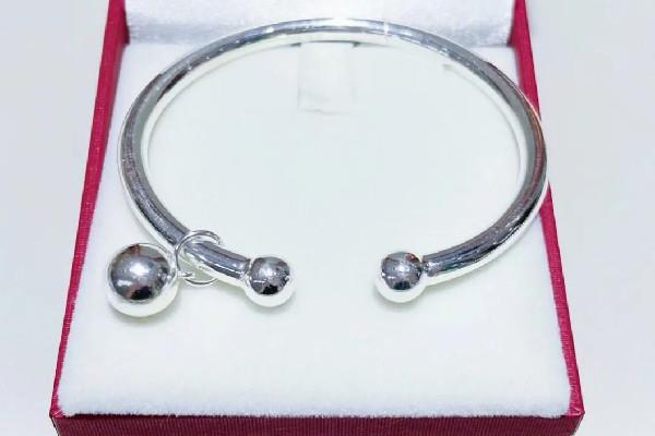 纯银手链变黑怎么清洗 纯银手链发黑是因为什么 纯银手链变黑怎么清洗 纯银手链发黑是因为什么