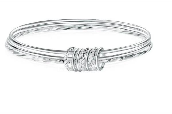 纯银手链变黑怎么清洗 纯银手链发黑是因为什么 纯银手链变黑怎么清洗 纯银手链发黑是因为什么