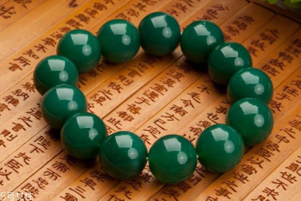 如何辨别绿玛瑙真假 从这些细节入手 如何辨别绿玛瑙真假 从这些细节入手