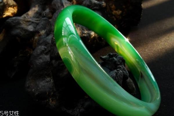 如何辨别绿玛瑙真假 从这些细节入手 如何辨别绿玛瑙真假 从这些细节入手