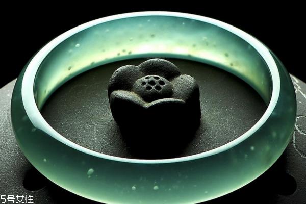 翡翠手镯什么颜色最好 教你挑手镯 翡翠手镯什么颜色最好 教你挑手镯