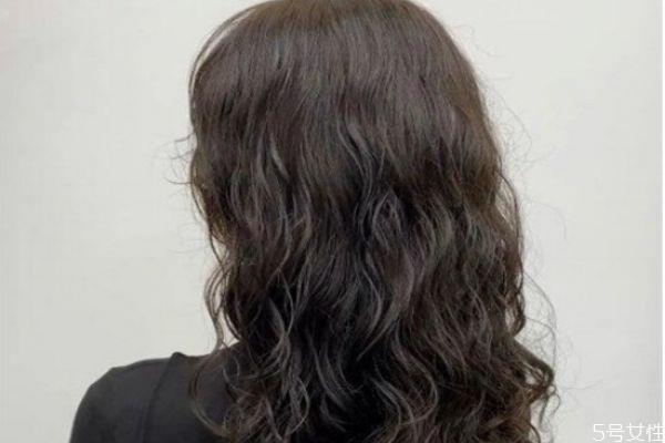 头大脸大可以烫羊毛卷吗 大头大脸适合什么样的发型 头大脸大可以烫羊毛卷吗 大头大脸适合什么样的发型