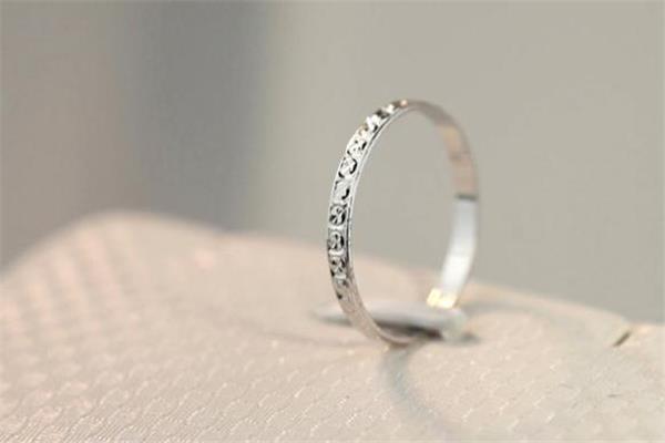 尾戒是什么 尾戒戴左手还是右手 尾戒是什么 尾戒戴左手还是右手