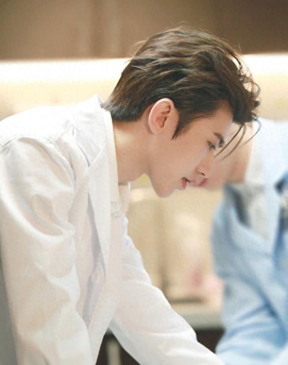 蔡徐坤最帅写真照，第一张温柔，第五张超酷 ,最后一张燃爆了