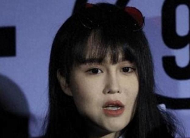 赵本山女儿赵一涵近照遭曝光,远看一朵花,网友:近看像大妈!