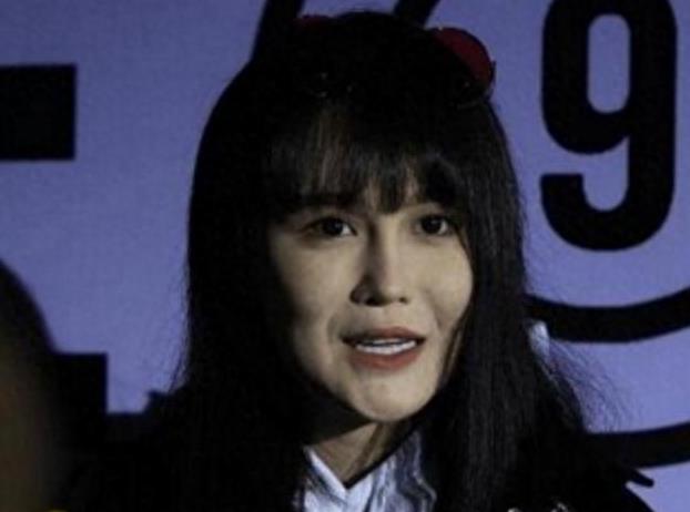 赵本山女儿赵一涵近照遭曝光,远看一朵花,网友:近看像大妈!