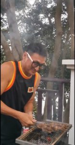 ​62岁“展昭”何家劲街边摆烧烤，创健康食品生意10年身家过亿