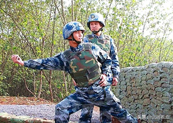 中国新型82-2式无柄手榴弹，和国外同期装备的，还是稍有差距