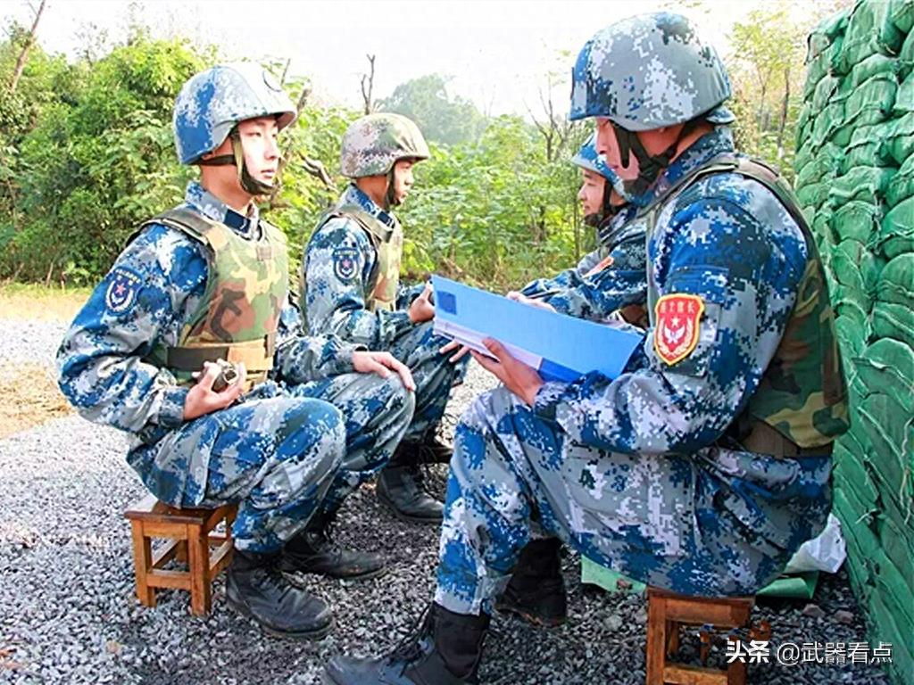 中国新型82-2式无柄手榴弹，和国外同期装备的，还是稍有差距