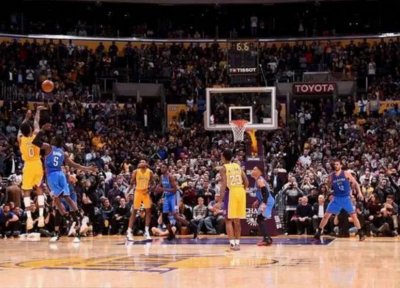 ​尼克杨被五个人打，为何湖人无一人上前帮忙，看完让人心酸