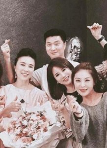 ​范冰冰一家合照曝光：73岁父亲颜值惊人，家族基因引热议