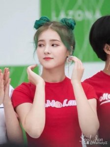 ​韩国MOMOLAND成员，韩美混血李承利