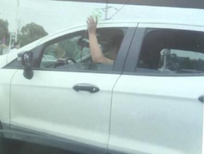 ​司机边开车边挂水照片朋友圈热传，背后故事让人有点心酸