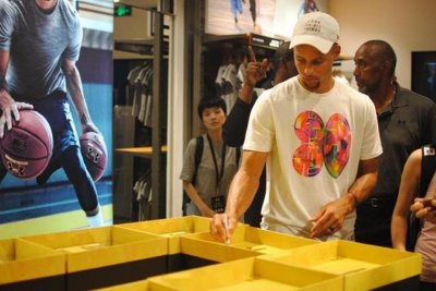 ​勇士官方发布短片记录库里中国行