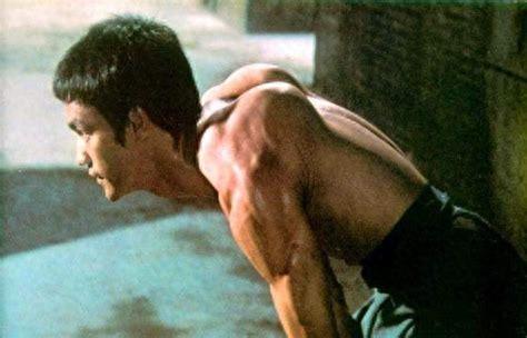 全方位回顾李小龙各个时期的肌肉照:梅花香自苦寒来