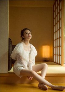 ​李沁的“圆规腿”火了！细嫩修长笔直，网友：这腿被天使吻过