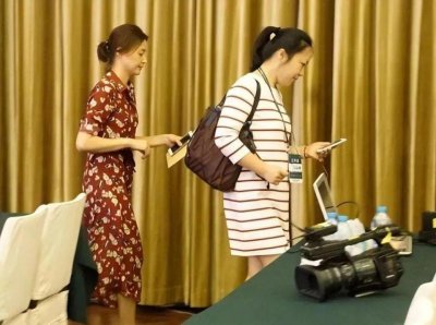 ​董卿素颜照被网友曝光！49岁她头发杂乱无章穿花裙毫无气质