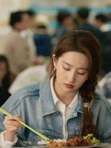 ​蒋欣与刘亦菲19岁经典合照：两位女神的青春美丽交汇