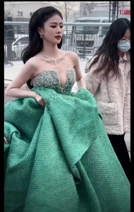 ​在逃公主白梦妍现身微光盛典，一袭绿色v领连衣裙惊艳全场