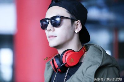 ​浙江卫视跨年舞台出现大坑，陈伟霆险出事故！网友：应变能力满分