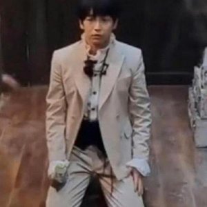 ​176cm张艺兴与178cm彭昱畅的身高差引发热议，有人称谎报身高请站出来