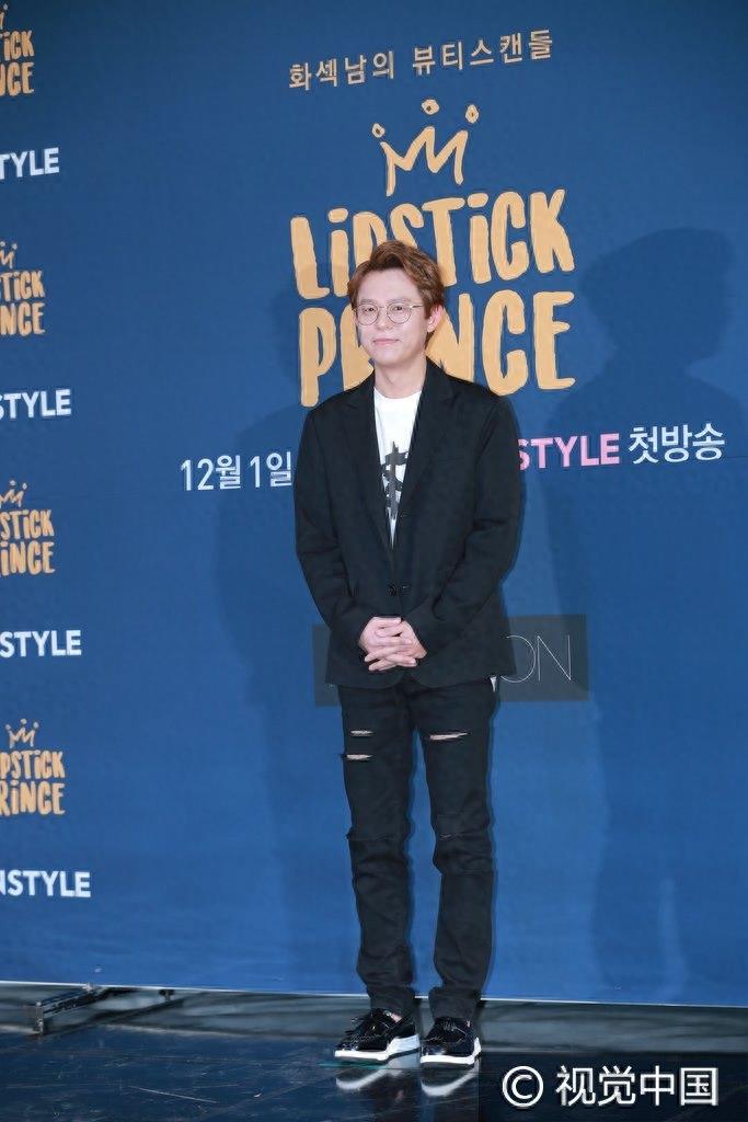 综艺《Lipstick Prince》发布会 金希澈嘴唇閃亮粉嘟嘟