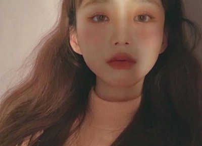 ​女子喝醉酒，闺蜜扛她回家的时候把桶挂在她的脖子上：真给我丢人