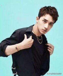 ​时尚派男士带刘海的侧分头发型