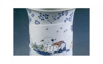 ​河北一女子为拍照打翻生日蛋糕，男友不生气还帮她擦手：哪舍得骂