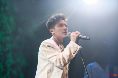 ​出道十年后，快男吴俊余成都组乐队