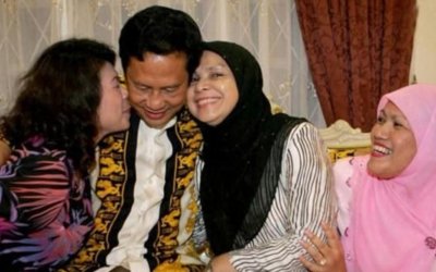 ​2002年一夫三妻荒唐案，男子娶三个妻子，最终被妻子送进监狱