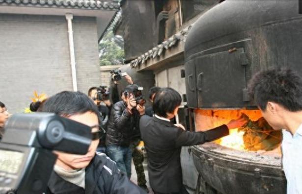 歌手陈琳自杀，葬礼现场杨坤、沙宝亮送别，死后两任丈夫争房产！