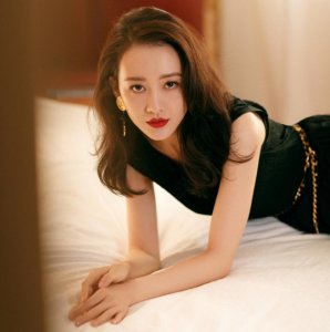 ​38岁王鸥私房写真曝光，黑裙红唇精致美艳，侧卧床上眼神撩人