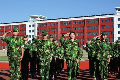 ​离石区廷亮中学初秋开学季军训展新姿